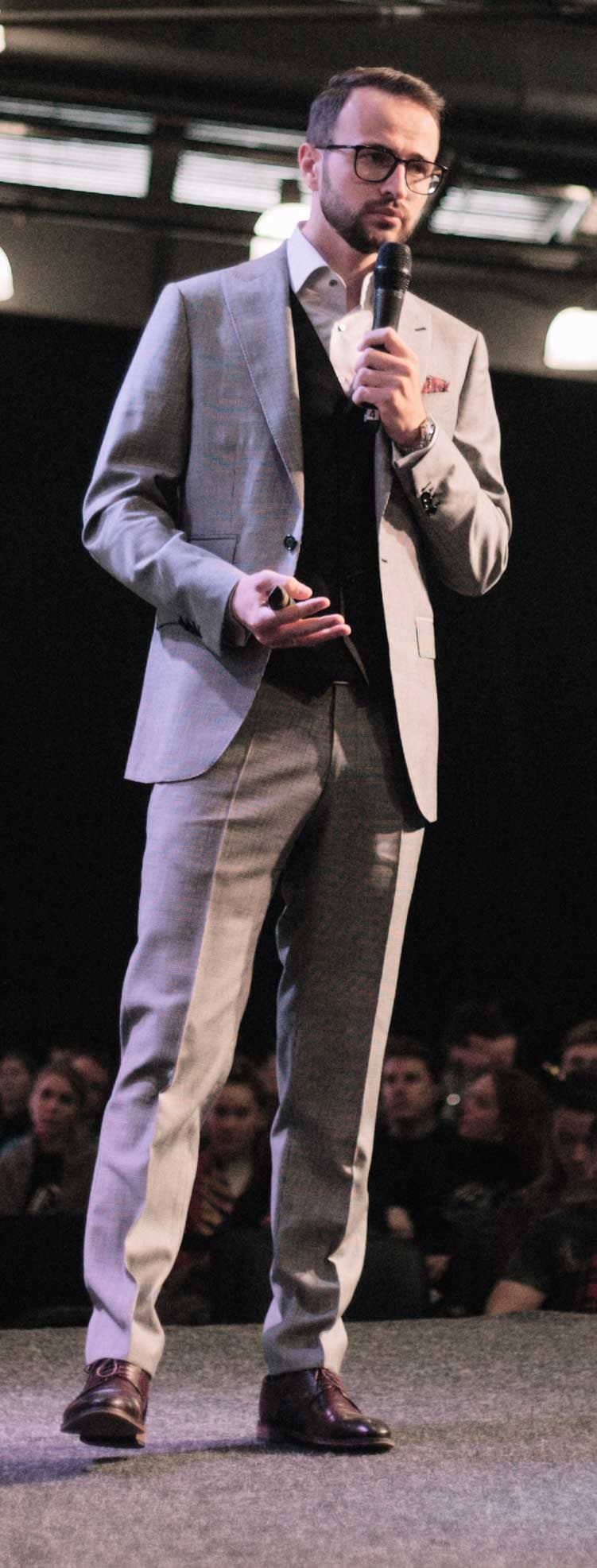 Крутой серый костюм для бизнес встреч и выступлений от ателье "Морозов"