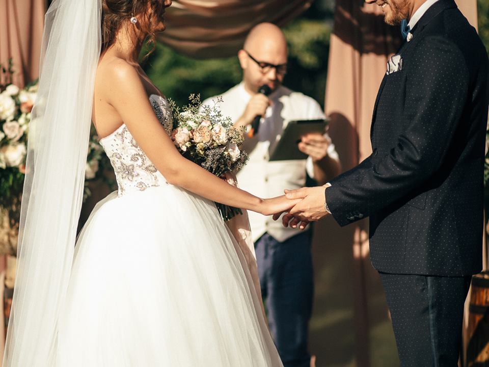Гармоничный свадебный тандем костюма жениха и платья невесты